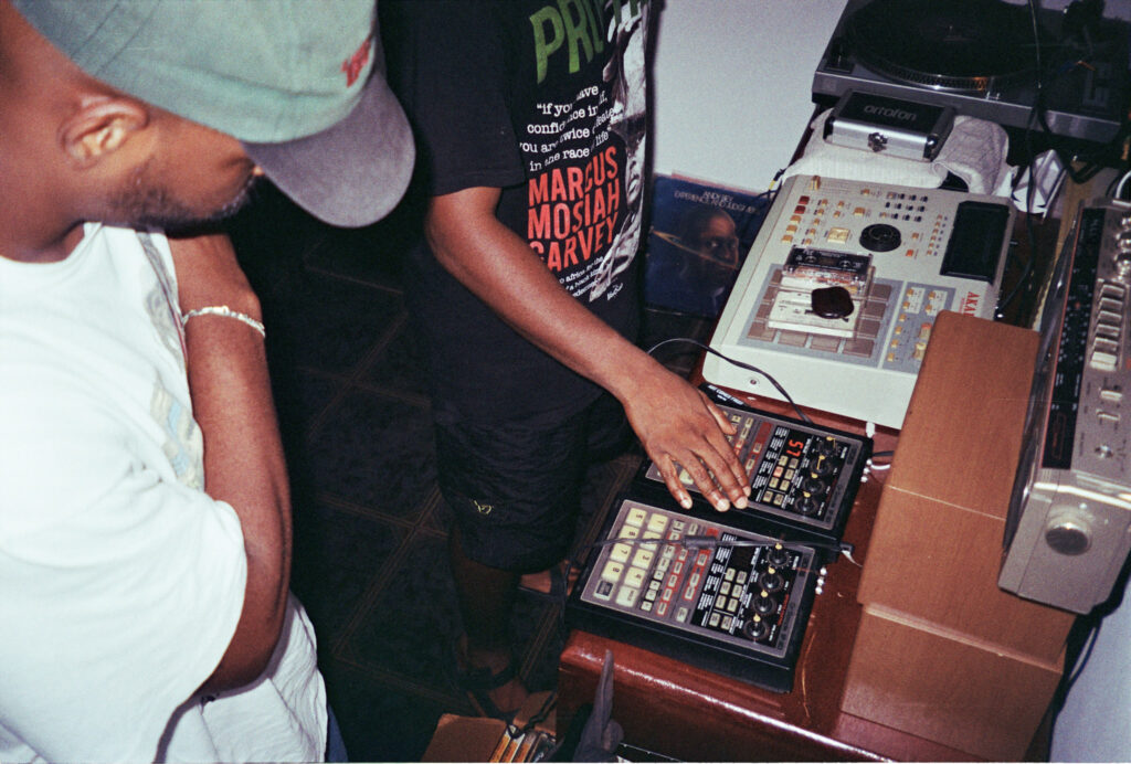 Musiciens utilisant des équipements audio dans les stuio de Baoulecore.